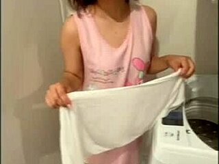 पत्नी को लॉन्ड्री के दौरान सरप्राइज ब्लोजॉब और जोरदार चुदाई, वॉशिंग मशीन के पास गहराई तक घुसाया।