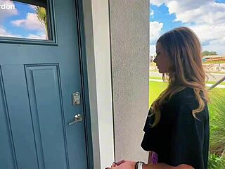 कर्वी सिडनी रयान मसाज सेशन में ब्लैक्ड रॉ हो जाती है