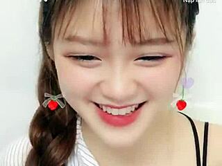 ये क्यूट कोरियन गर्ल अपनी अपलाइव वेबकैम स्ट्रीम को हर रात स्टीम अप कर रही है