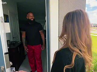 कर्वी सिडनी रयान मसाज सेशन में ब्लैक्ड रॉ हो जाती है