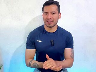 Hombre cubano hetero dotado de 25cm permite que masajista de pies le de sexo oral hasta venirse en su boca