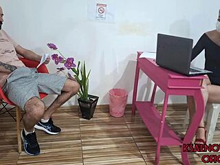 Tirei Meu Pau Pra Fora e Me Masturbei na Sala de Espera na Frente da Recepcionista e Acho Que Ela Viu Tudo