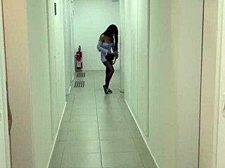 minha vizinha perdeu a chave fui ajudar ela e ela me deu a buceta gostosa