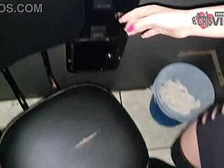 Chupando Desconhecidos Engolindo Porra e Beijando o Corno Gloryhole 17 - Trailer!