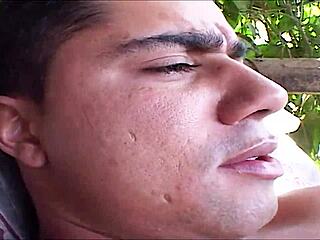 Loira gostosa ciumenta dá um trato no macho com tesão