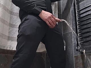 Amatoriale Elegante - Adora Spitting on Cock and Cumming After Long Intense Handjob