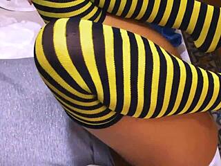 La estudiante seduce al profesor en su oficina después de clases