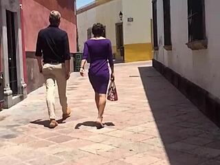 Look At This Riquisima Cougar's Ass!