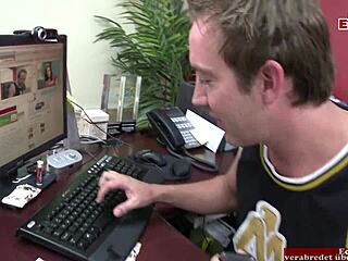 Camgirl Lets User With Big Dick Fuck Her Pussy