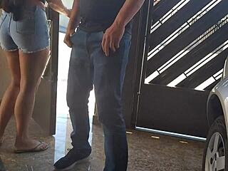 Vizinha gostosa de shortinho jeans trepando com o marido da vizinha