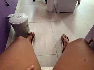 Follandome el coño en público enfrente de mis clientes!