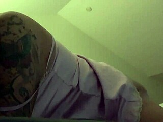 घर पर पिंक सैटिन में इतना वाइल्ड ऑर्गेज्म फील हो रहा!