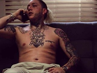 Mi Hermanastra Me Pega Masturbando e Agarra Minha Verga