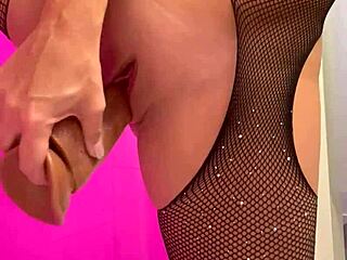 Guy masturbates in the bathroom while watching