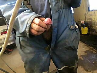 I saw this awesome cumshot, it was so sweet, like ejaculation everywhere!