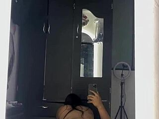 mi vecina saw the video and came to bang in front of the bathroom mirror