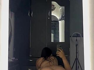 mi vecina saw the video and came to bang in front of the bathroom mirror