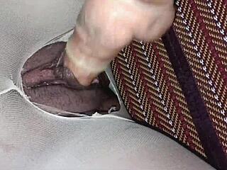 เย็ดผ่านถุงน่องที่ฉีกขาดจนน้ำเต็มหี