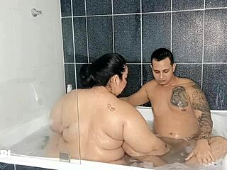 rico baño me di con esta puta de mi madrastra... you know?