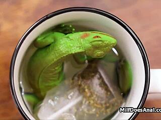 Finding cougar's butt plug leads to fucking her ass! 🍑