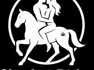 Wow, big pussy lips pierced and massaged in masturbation!