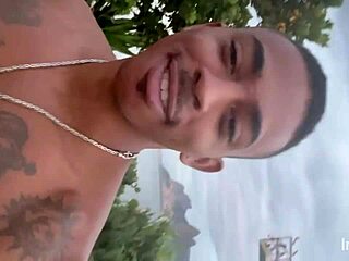 Soquei gostoso no cuzinho dessa putinha safada na pedra na praia do arpoador em público pov completo?