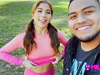 Fan gordito logra FOLLAR y llenar de LECHE a actriz peruana en el parque