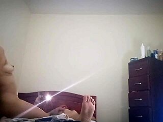 A mi madrastra le encanta entrar a mi habitaci�n y hacer juegos con su vagina encima de mi verga 😈