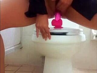 Sexy girl sends dirty video to boyfriend, gets leaked