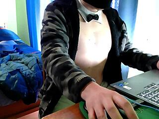 i masturbate sensually in web chat and cum hard