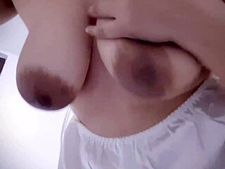 डेम, चब्बी बेब वेट लिंगरी में कमिंग रोक नहीं सकती!