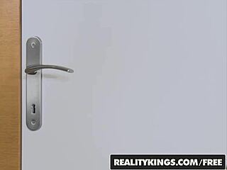 omg, i cant believe chris diamond bangin christen courtney for free rent, so hot!!