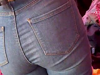 dude, check this culona strutting in tight jeans at the mexico tianguis! 👀