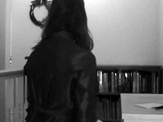 Oh, that sexy psycho girl in the shower! What a bathing babe!