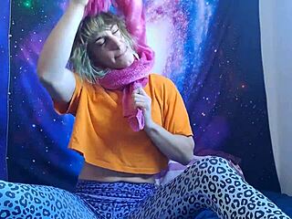 Sweet muscled fitness babe masturbates with big clit!