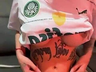 Palmeirense Safada Se Exibindo e Mostrando Buceta Molhada com Piercing e Tatuagem