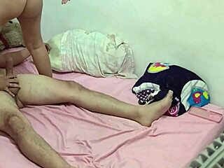 Morena de tetas perfectas cabalga verga sin parar hasta sacar toda la leche 😍