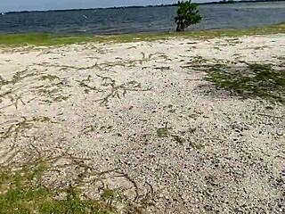 vi uma loira na praia pedi pra ela fazer um boquete ela me cobrou 10