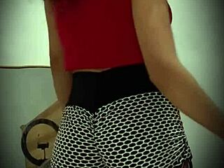 Hidden Cam Catches Real Colombian Model With Perfect Body In Public