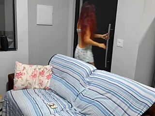 dona de casa se exibe para técnico da internet com masturbação e cum no ass