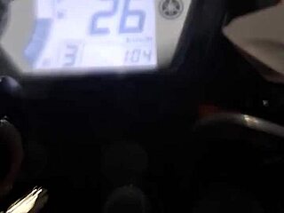 Pare a moto no beco e mete leite na buceta dela ali mesmo, filha da puta gostosa?