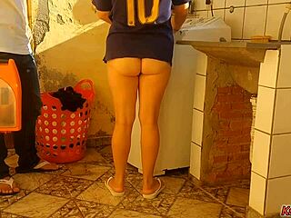 dona de casa casada paga técnico de máquina de lavar com a buceta 😈