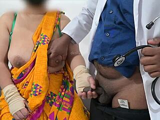 डॉक्टर अस्पताल में तेलुगु आंटी की बूब्स चेक कर रहा है नर्स देख रही है यह इंडियन पेशेंट सीन