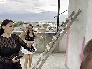 madrastra de enormes tetas se folla junto con su hijastra a su empleado de construcción 😏