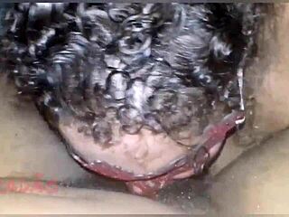 socando a m�o no rabo da puta