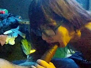 Sometida Le Gusta Tragarse La Verga Completa Junto Con Las Bolas