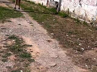 perguntei pra prostituta na rodovia quantos q era o a foda ela n cobro nada e me levou pro meio do mato pra foder ali mesmo