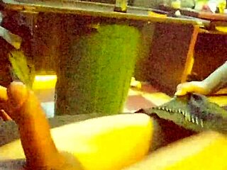 Sometida Le Gusta Tragarse La Verga Completa Junto Con Las Bolas