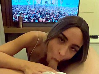 Minha vizinha magrinha veio chupar meu pau ate sair leite