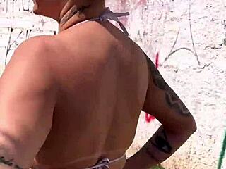 perguntei pra prostituta na rodovia quantos q era o a foda ela n cobro nada e me levou pro meio do mato pra foder ali mesmo